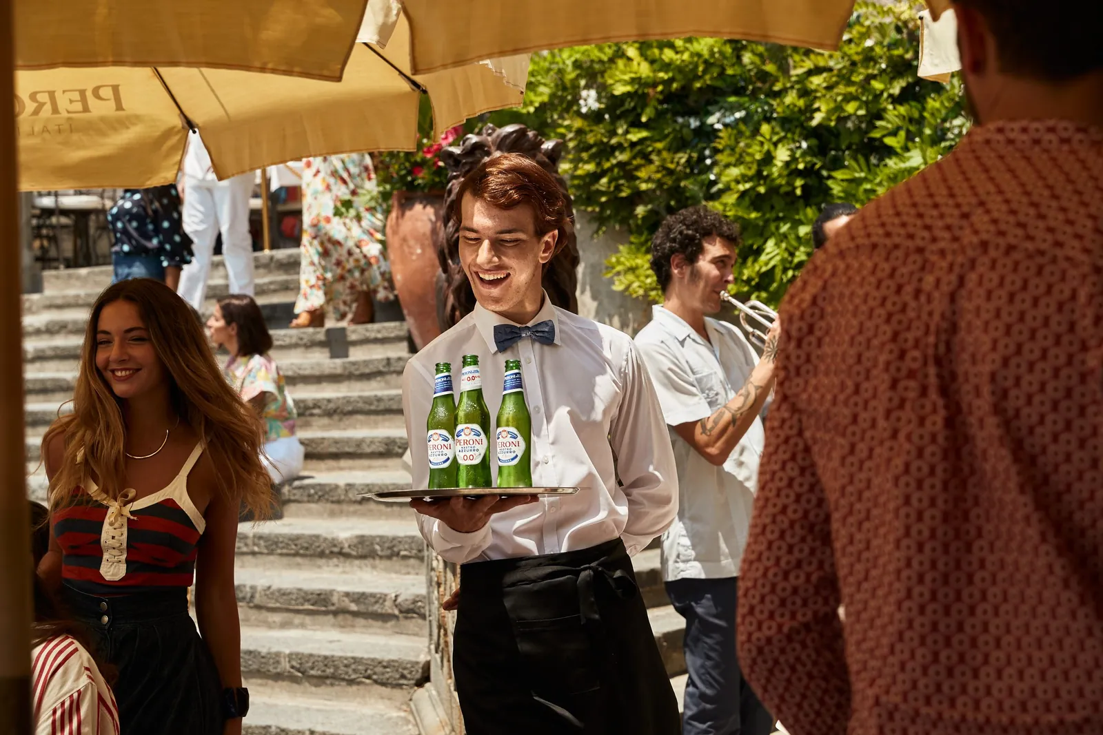 Service sur une terrasse italienne, bouteilles de Peroni Nastro Azzurro 0.0